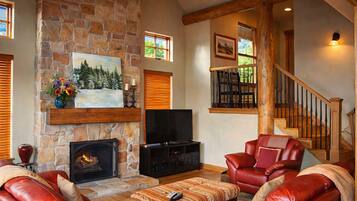 Flat-screen TV, fireplace, DVD player, books