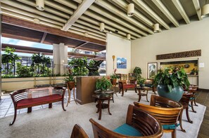 Lobby - Oceanfront, Top Floor, Two-Bedroom / Updated including split system AC! (Kailua-Kona)