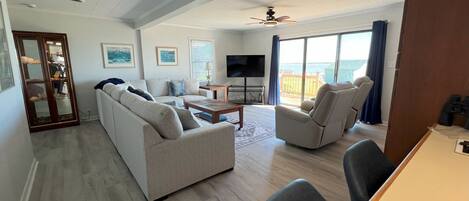 Smart-TV, peis og bøker