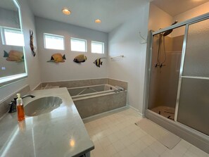 Dusche, Whirlpool, Haartrockner, Handtücher