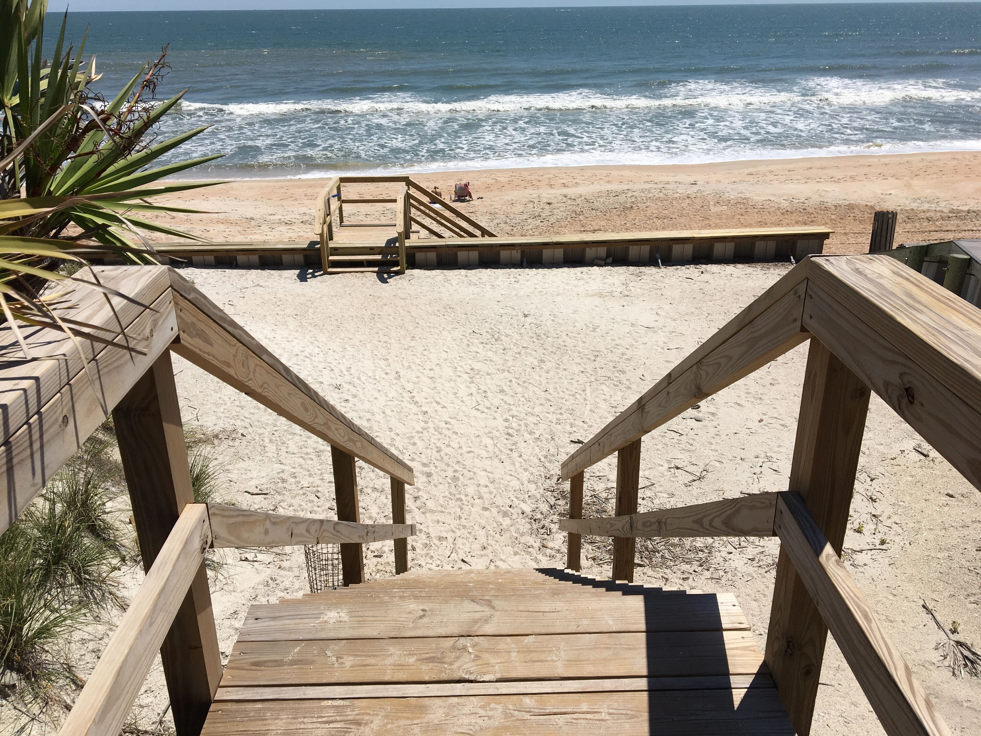 Vlak bij het strand, ligstoelen aan het strand, strandlakens