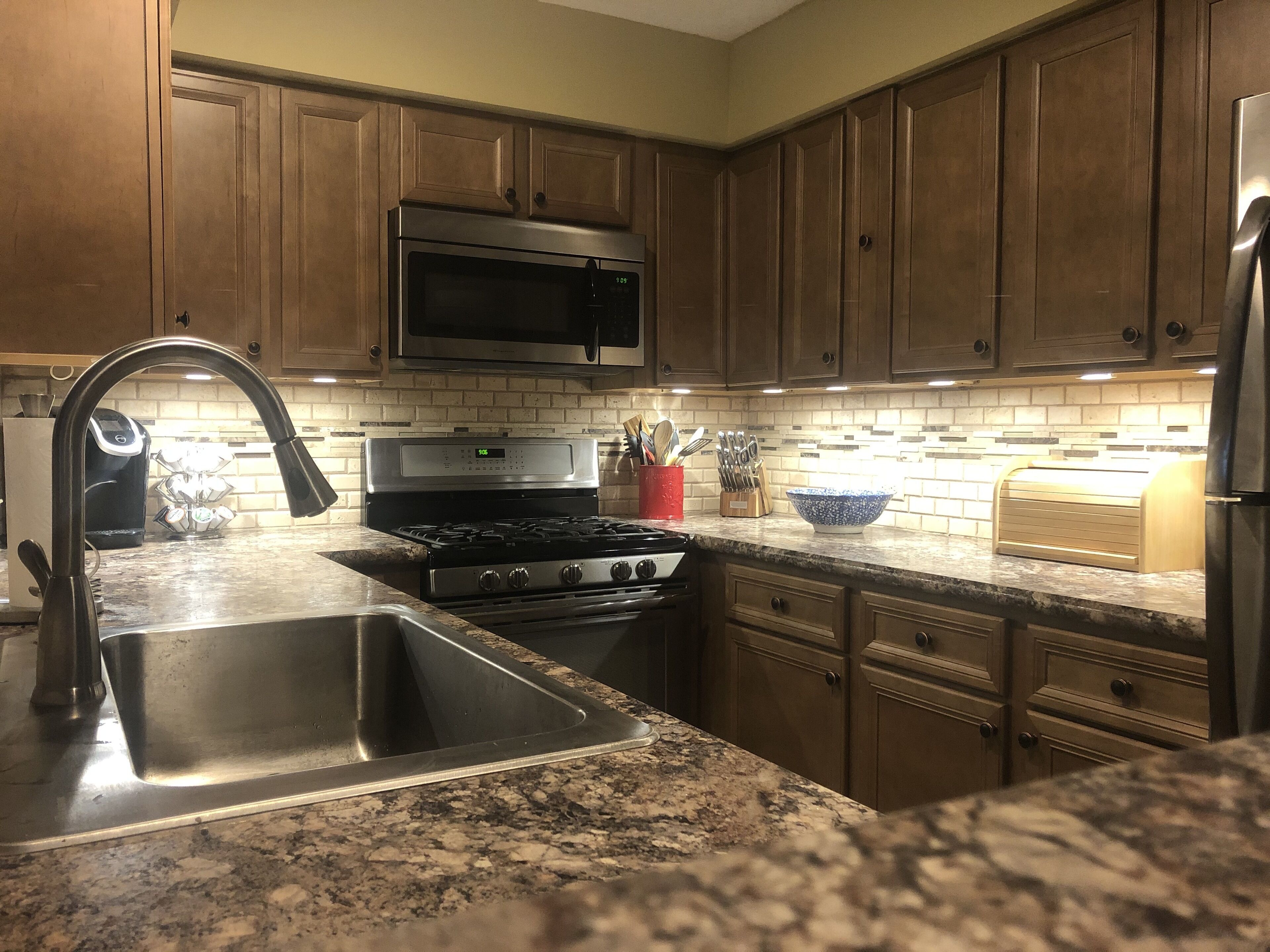 Sunrise Village/Bear Mountain, Ski Lift, Pool, Hot Tub and Gym, Sleeps 6, 3BR