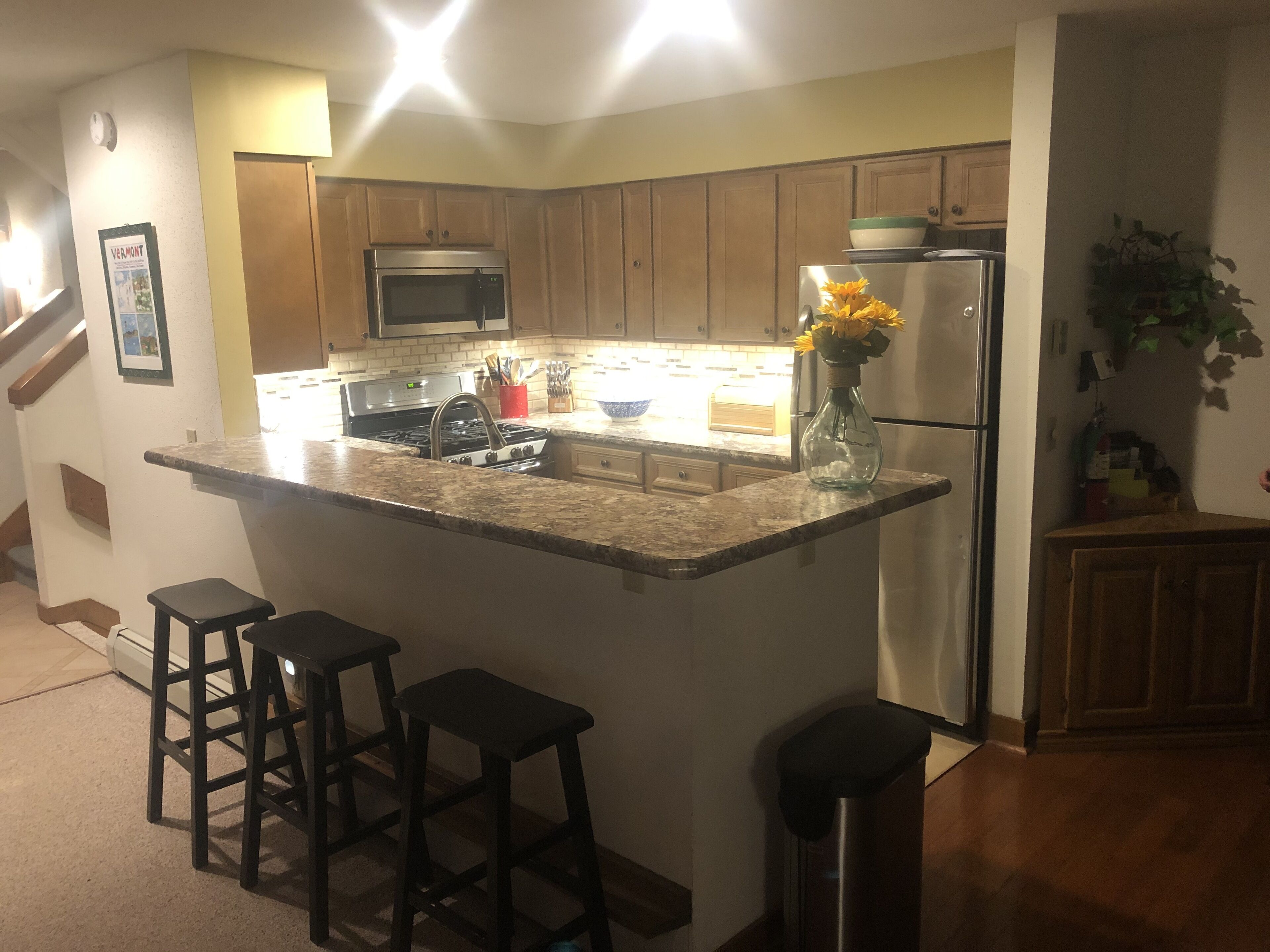 Sunrise Village/Bear Mountain, Ski Lift, Pool, Hot Tub and Gym, Sleeps 6, 3BR