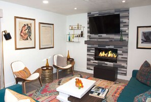 Télévision, cheminée, livres