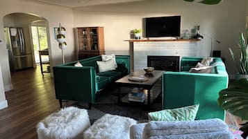 Smart TV, lareira, DVD player, mesa de pingue-pongue