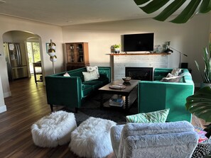 Smart TV, fireplace, DVD player, ping pong