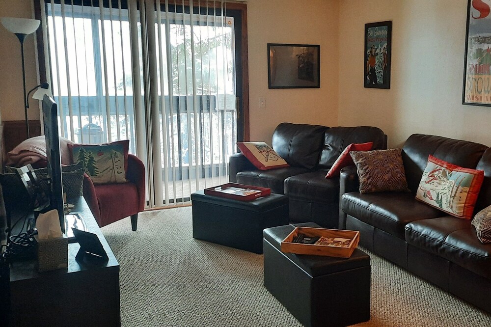 Awesome Snowshoe Ski Condo- Walk to Slopes! Ask about our specials!