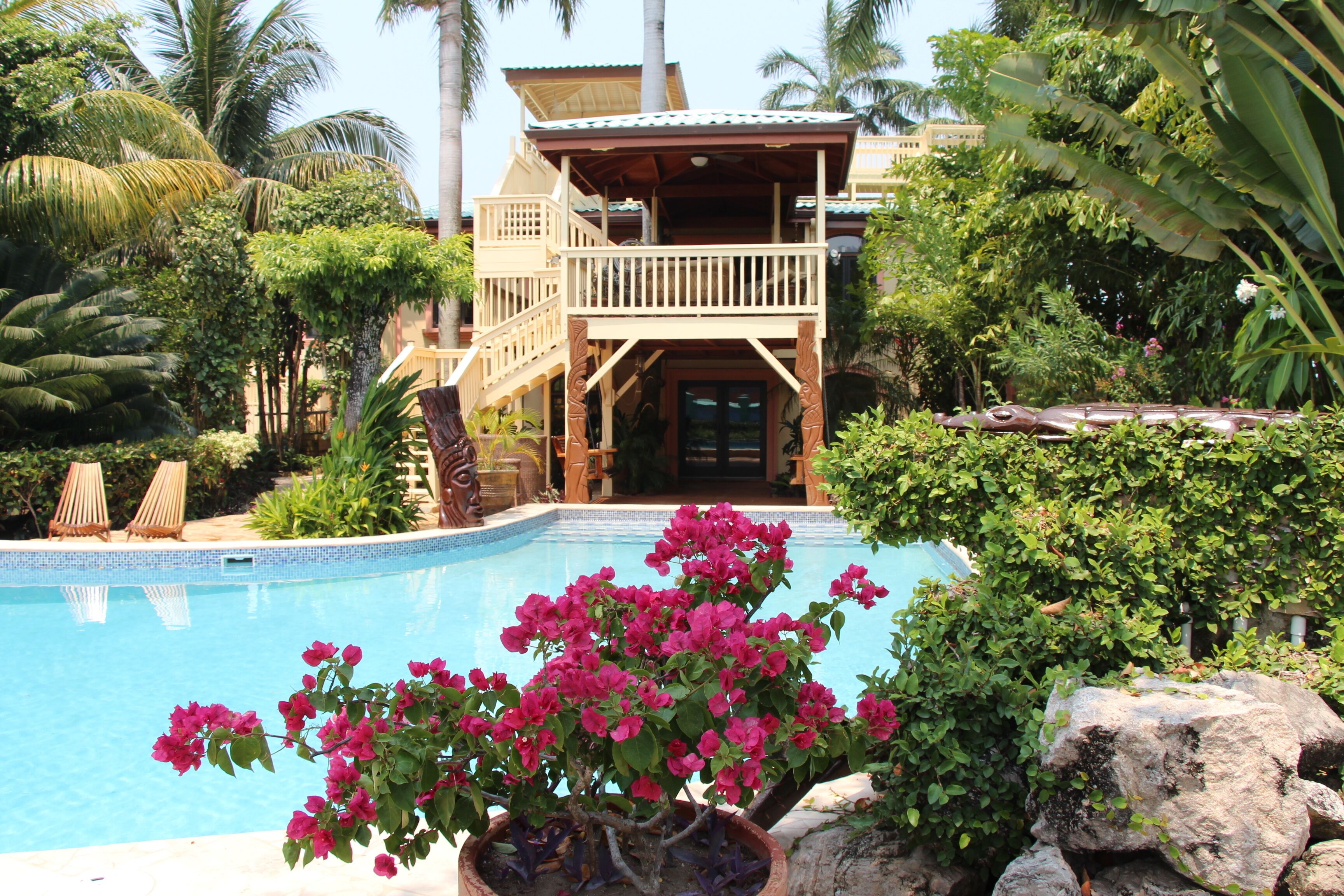 Außenpool, Pool mit Wasserfall