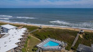 Un hôtel situé sur la côte, doté d’une piscine, d’un accès à la plage et offrant une vue sur l’océan.