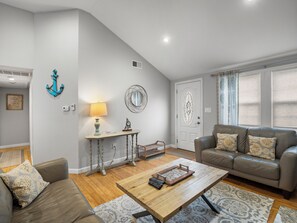 Smart TV - Brand New Luxurious Town Home, 600 Feet To Englewood Beach (Yarmouth)