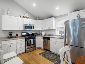 Coffee/tea maker, fridge, microwave, oven - Brand New Luxurious Town Home, 600 Feet To Englewood Beach (Yarmouth)