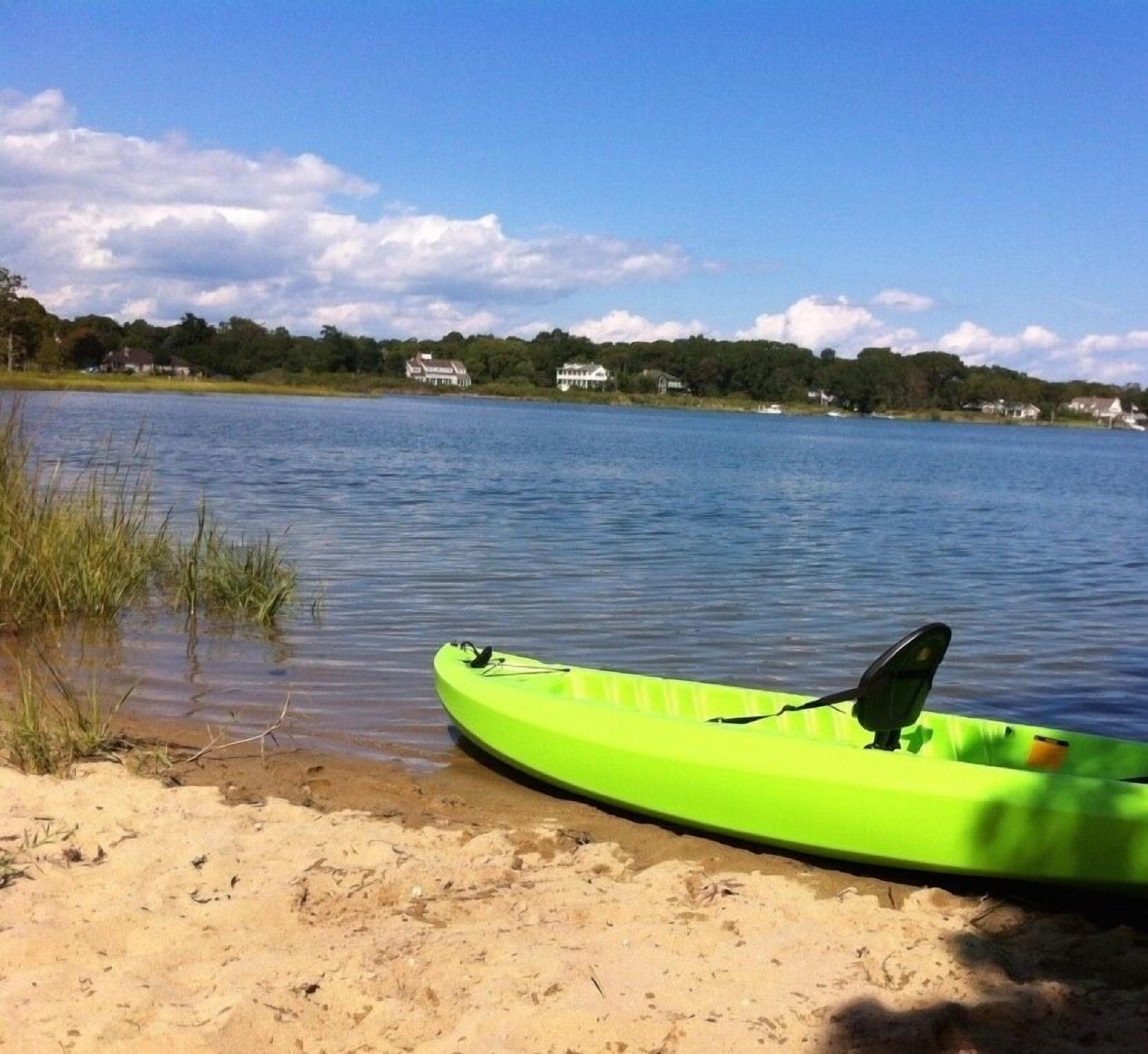 Southold cottage with Private Beach Rights ~ Walk to Kayak & Paddle Board 