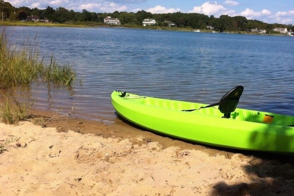 Southold cottage with Private Beach Rights ~ Walk to Kayak & Paddle Board