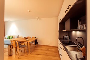 Full-size fridge, microwave, oven, stovetop