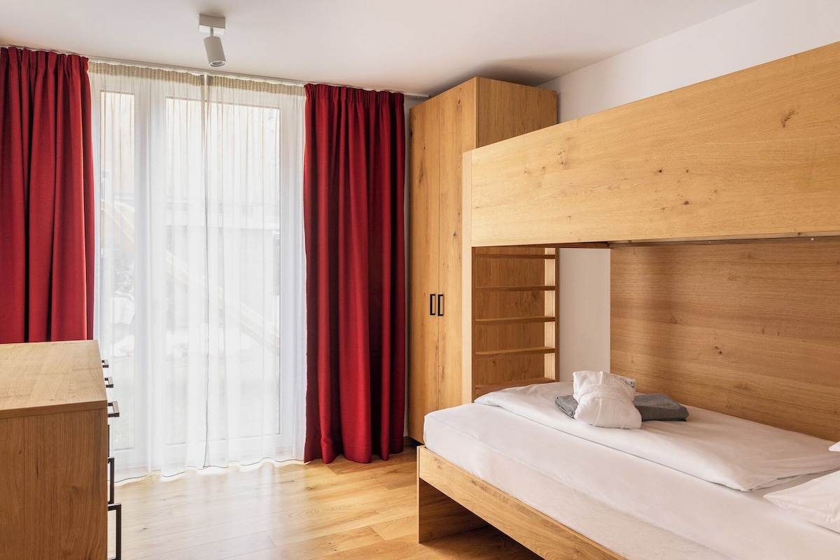 Ropa de cama hipoalergénica y caja de seguridad en la habitación 