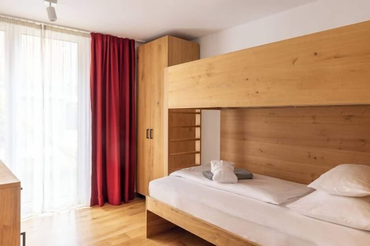 Hypo-allergenic bedding, in-room safe, laptop workspace, soundproofing