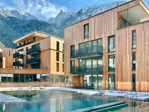 屋外プール、営業時間 8:00 ～ 20:00、プール パラソル、サンラウンジャー