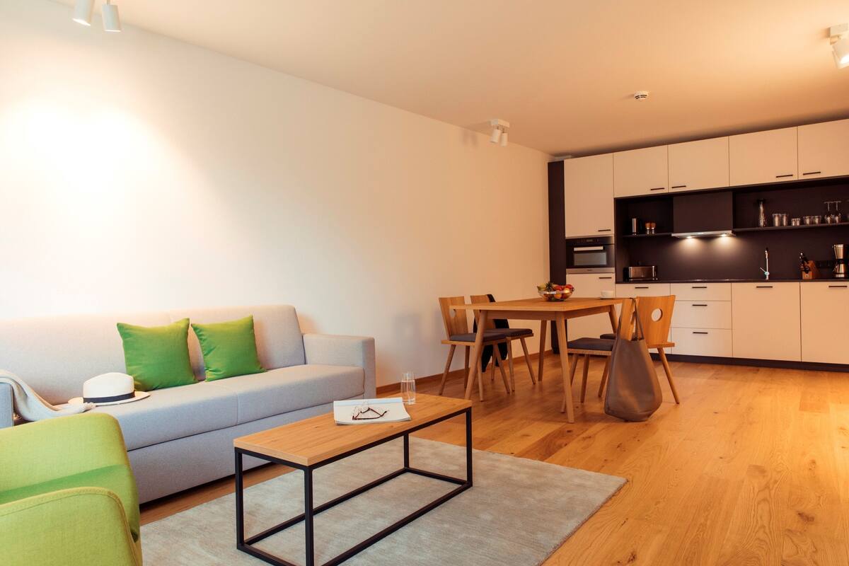 Apartamento executivo, 3 quartos, sacada | Área de estar | TV de tela plana, pisos aquecidos
