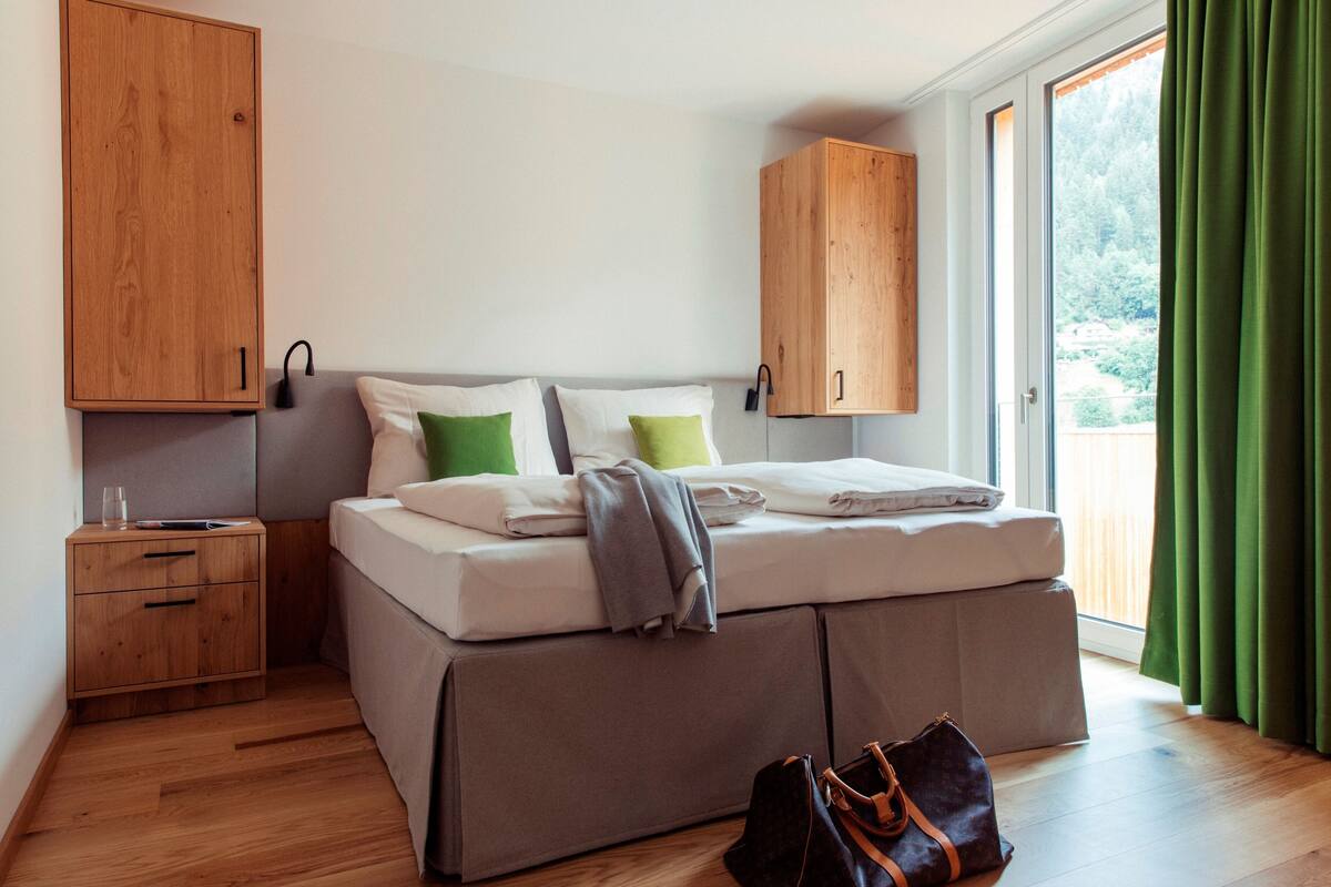 Apartamento premium, 1 quarto, sacada | Roupas de cama antialérgicas, cofres nos quartos