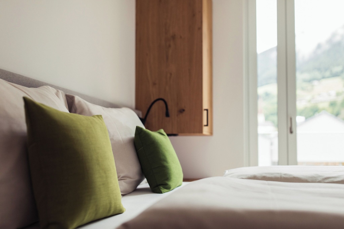 Ropa de cama hipoalergénica y caja de seguridad en la habitación 