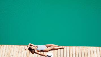 AuĂenpool, geöffnet von 08:00 Uhr bis 20:00 Uhr, Sonnenschirme