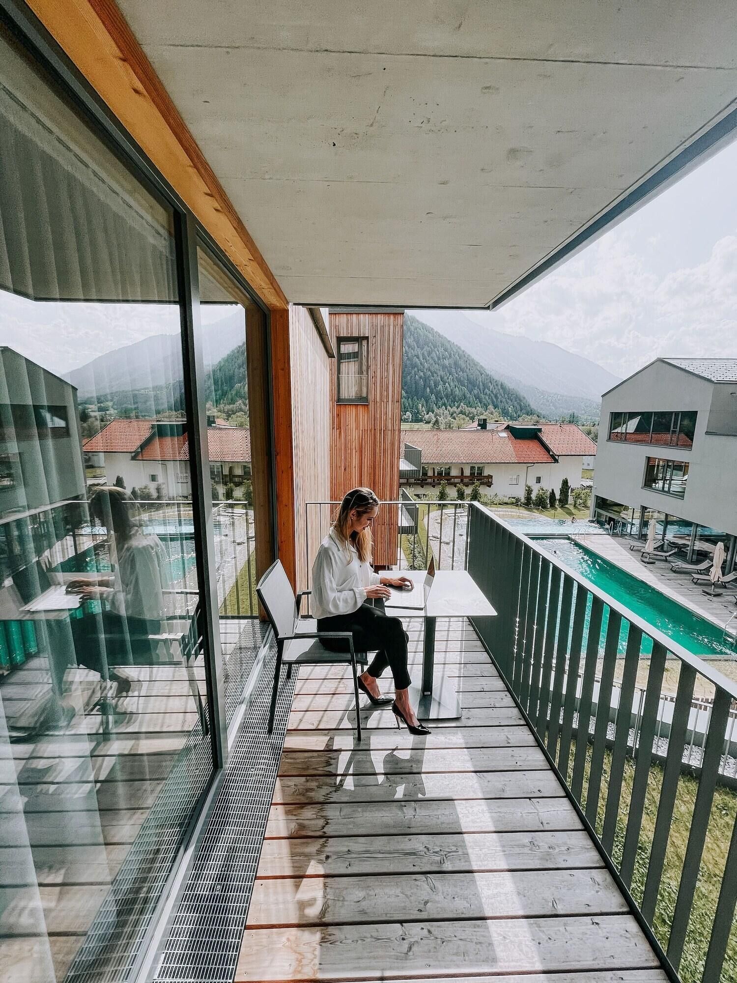 Ropa de cama hipoalergénica y caja de seguridad en la habitación 