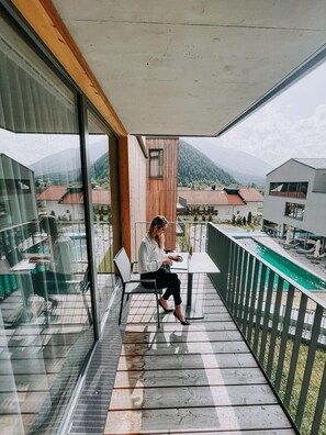 Hypo-allergenic bedding, in-room safe, laptop workspace, soundproofing - All Suite Resort A Tztal (Oetz)