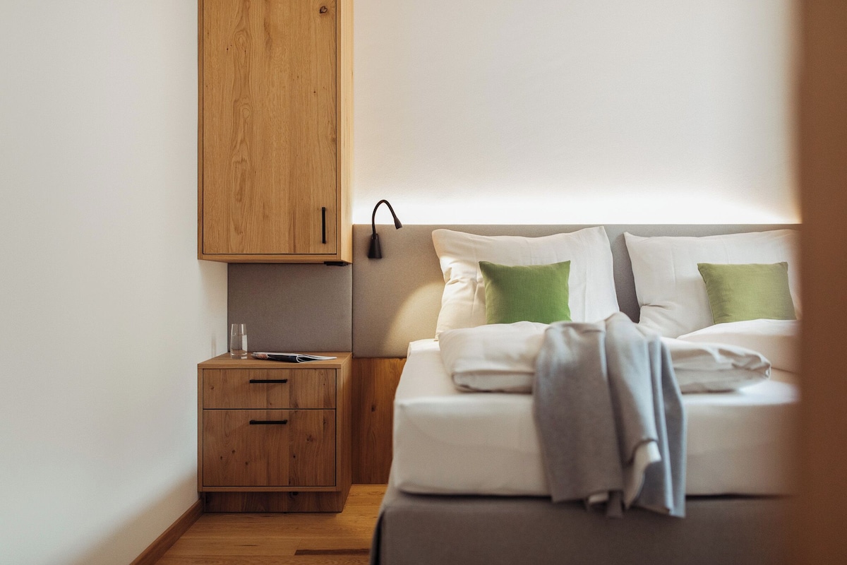 Ropa de cama hipoalergénica y caja de seguridad en la habitación 