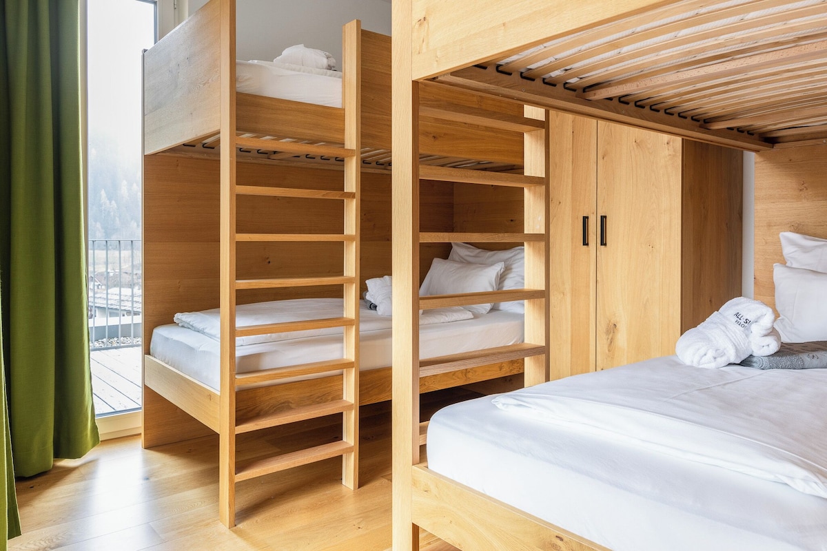 Ropa de cama hipoalergénica y caja de seguridad en la habitación 