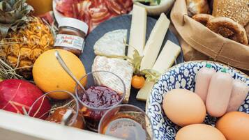 Une variété d’aliments, notamment des fruits, du fromage, du pain et des œufs.