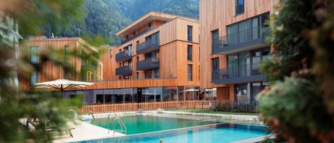 Een buitenzwembad, parasols voor strand/zwembad