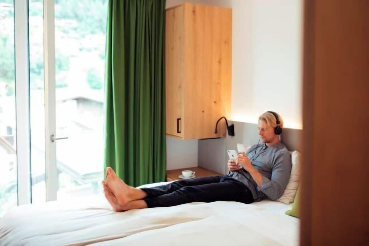 Hypo-allergenic bedding, in-room safe, laptop workspace, soundproofing