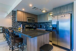 Kjøleskap, mikrobølgeovn, ovn og kokeplater