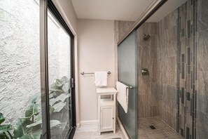 Combined shower/tub, hair dryer, towels