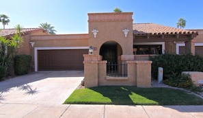 Exterior - Waterfront - Camelback Mountain Views, Golf Course views, Pet Friendly, Family Friendly. (Scottsdale)