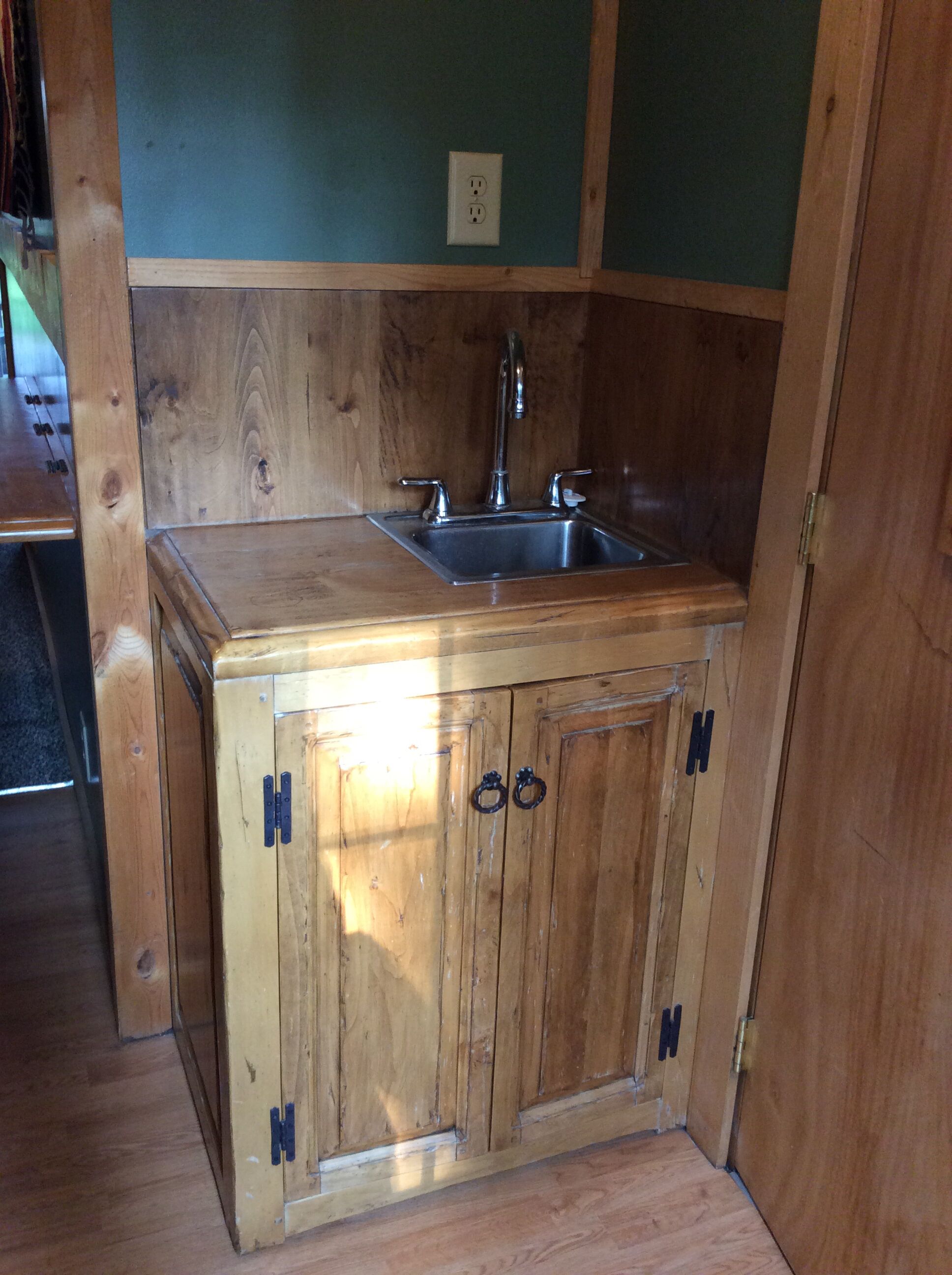 Beautiful cabin located 17 minutes from YNP!!  3 cabins for one price!