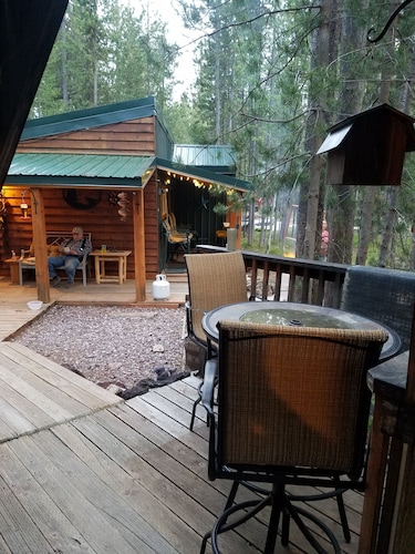 Beautiful cabin located 17 minutes from YNP!!  3 cabins for one price!
