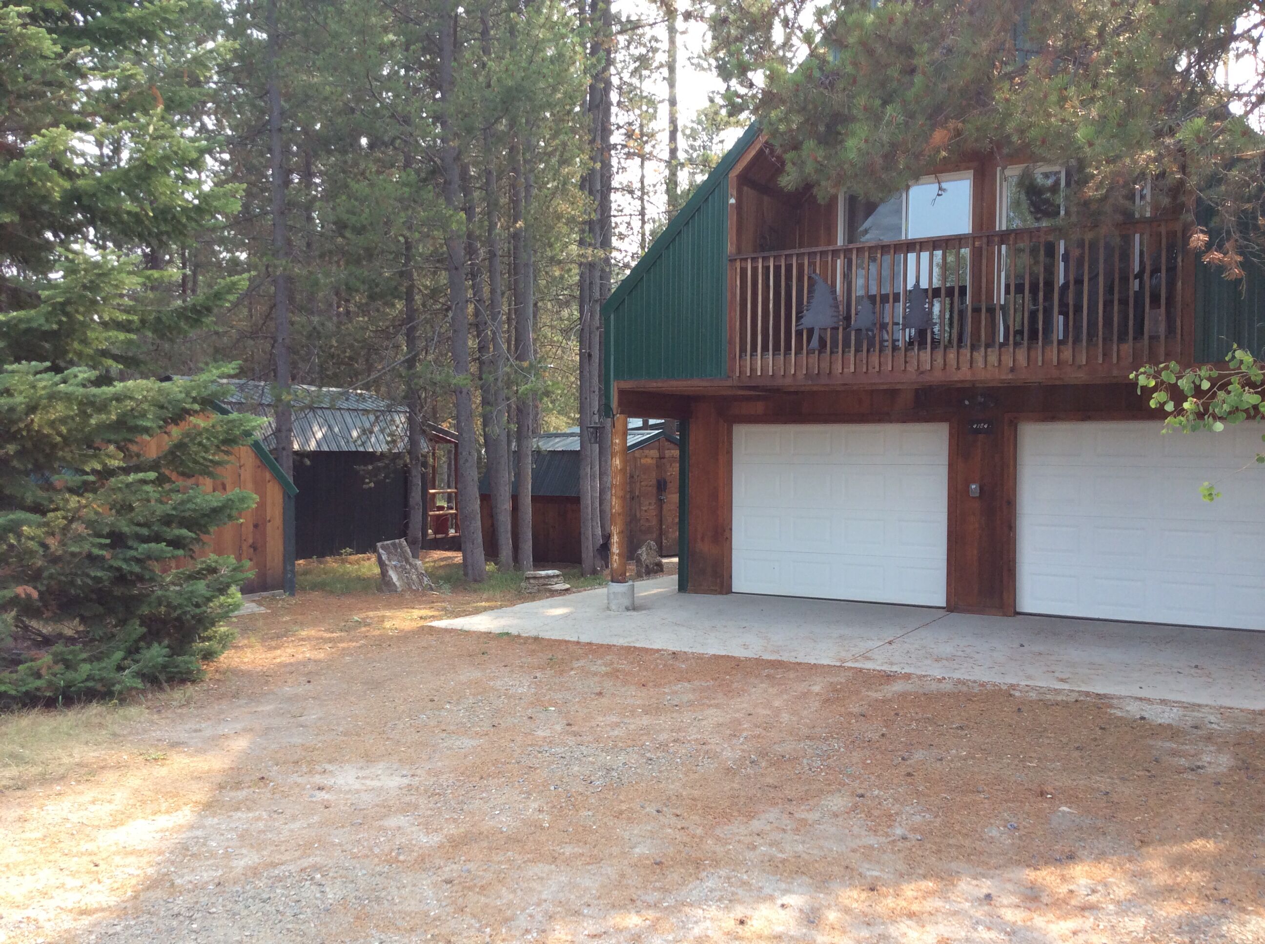 Beautiful cabin located 17 minutes from YNP!!  3 cabins for one price!