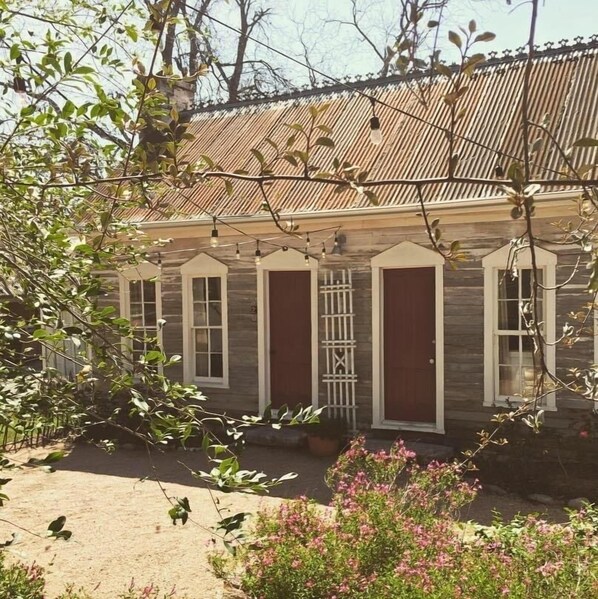 Historic Home Walking distance to historic square, beach, & hiking