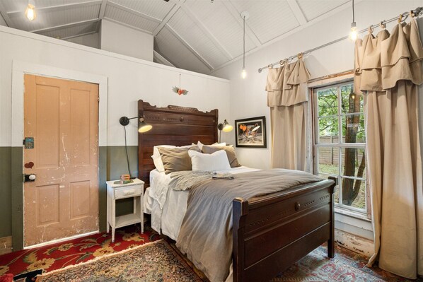 2 bedrooms, desk, iron/ironing board, travel crib