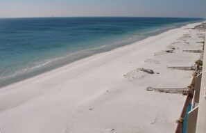 Ein Strand mit freiem Blick auf den Ozean und einem sandigen Ufer.