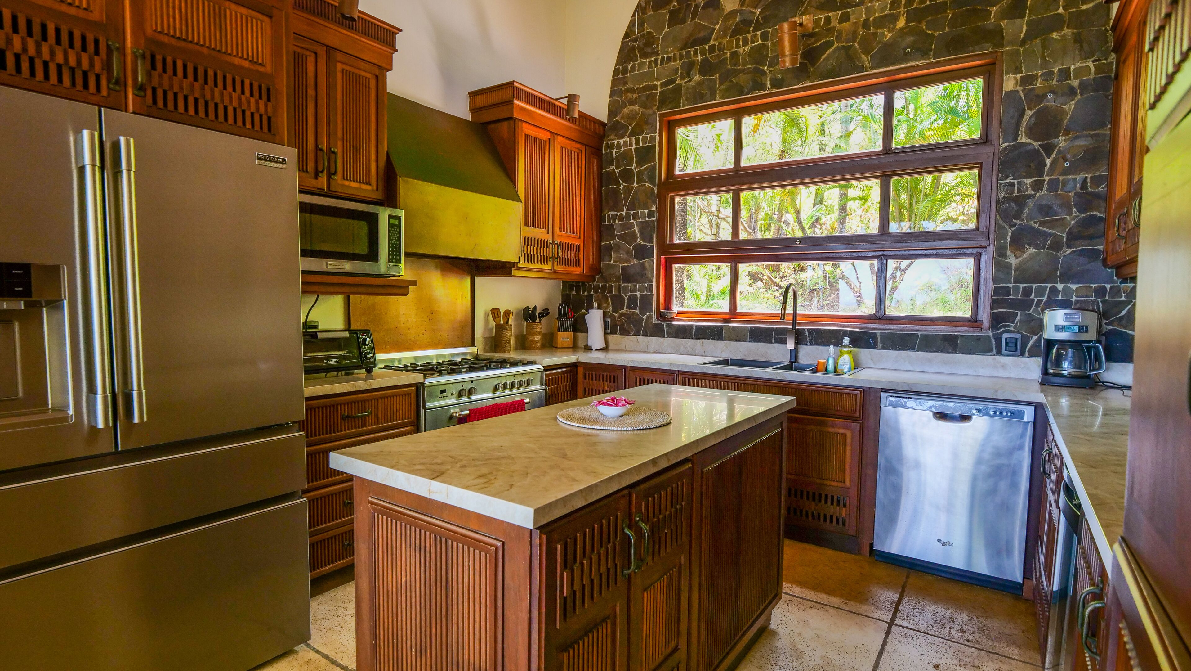 Coffee/tea maker, fridge, microwave, oven