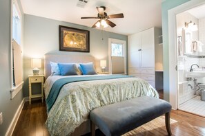 1 camera, una scrivania, ferro/asse da stiro, culla da viaggio