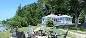 En los estrechos en el hermoso lago Leelanau