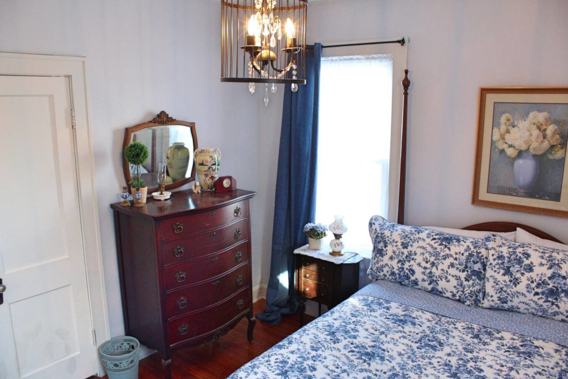 The Green Garden Cottage is +1200 square feet house, centrally located