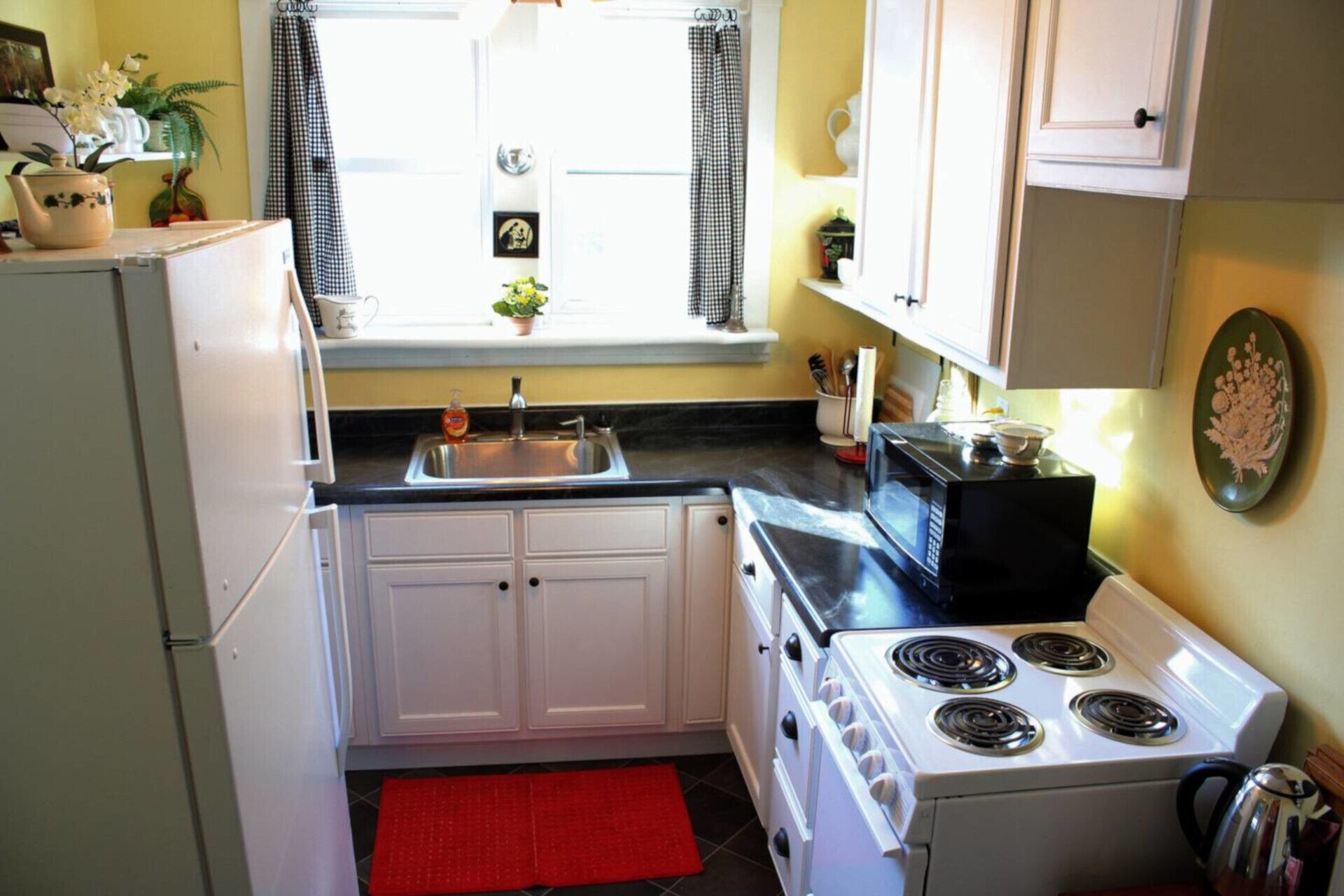 The Green Garden Cottage is +1200 square feet house, centrally located