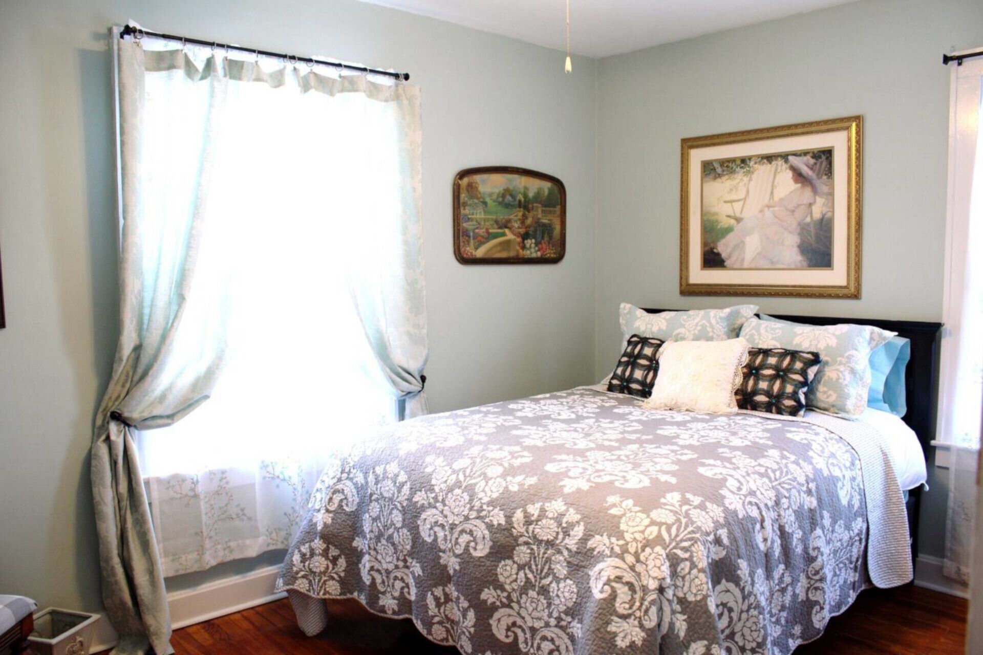 The Green Garden Cottage is +1200 square feet house, centrally located