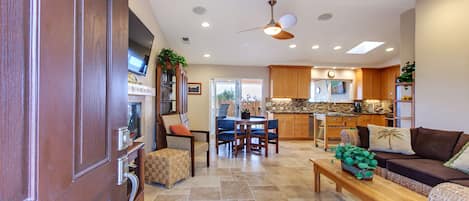 Smart TV, chimenea, estéreo