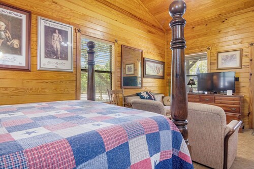 Double U Barr Texan | Cabin with Creek Access