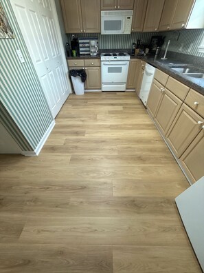 Fridge, microwave, oven, stovetop - Family and pet friendly and a short walk to the beach. (North Myrtle Beach)